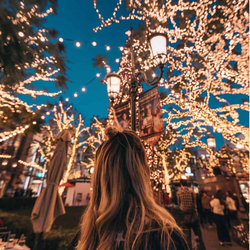 Year to a Better You December 6-Word Story Prompts_ Girl looking at Christmas lights|pageflutter.com #writingprompts #journaling #bulletjournaling #6wordstories #6wordsbetter #pfsixwordchallenge